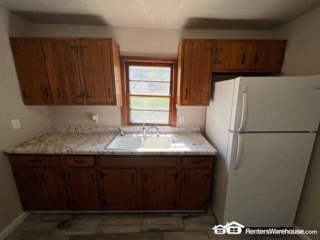 Building Photo - 2 Bedroom House