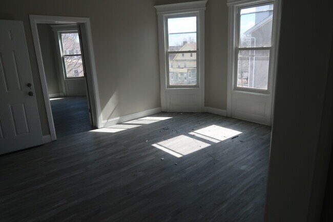 Building Photo - 73 Seymour Ave
