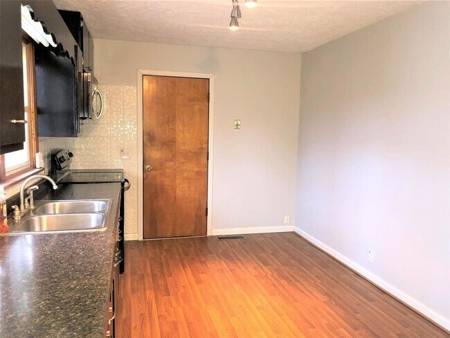 Foto del edificio - 3 bedroom 1 bath