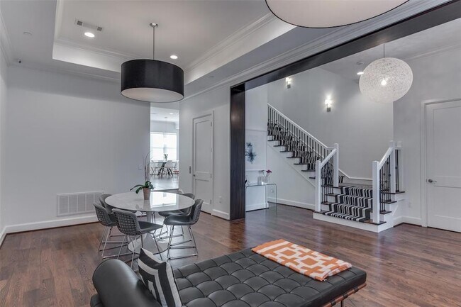 Building Photo - 418 NE 2nd St