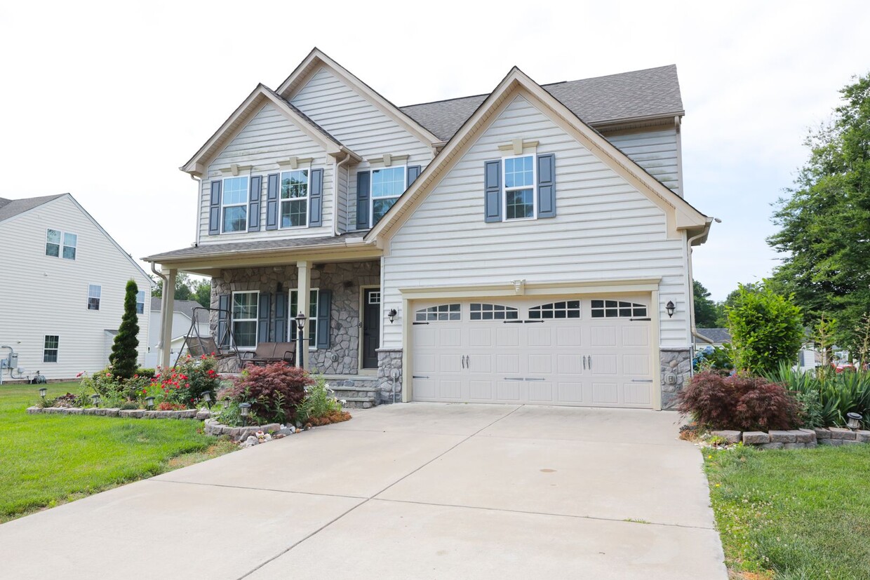 Primary Photo - Gorgeous 4 Bed, 2.5 Bath near James River