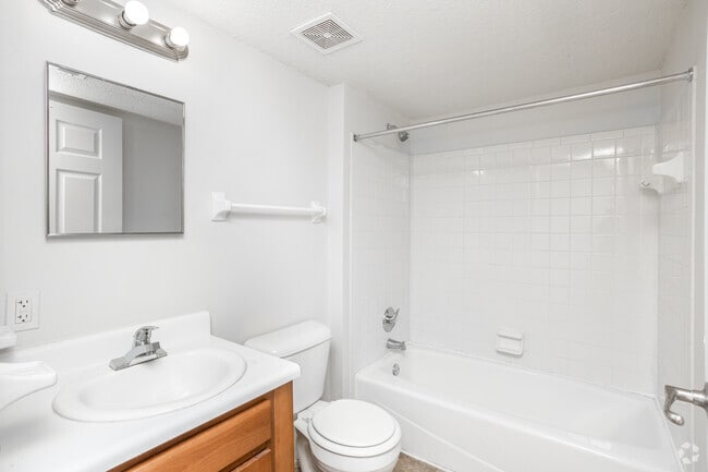 2BR, 1BA - 781 SF - Sable Chase