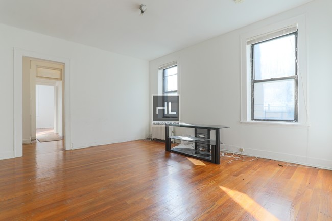 Building Photo - Penthouse 1 Bedroom Apartment Near Ditmars
