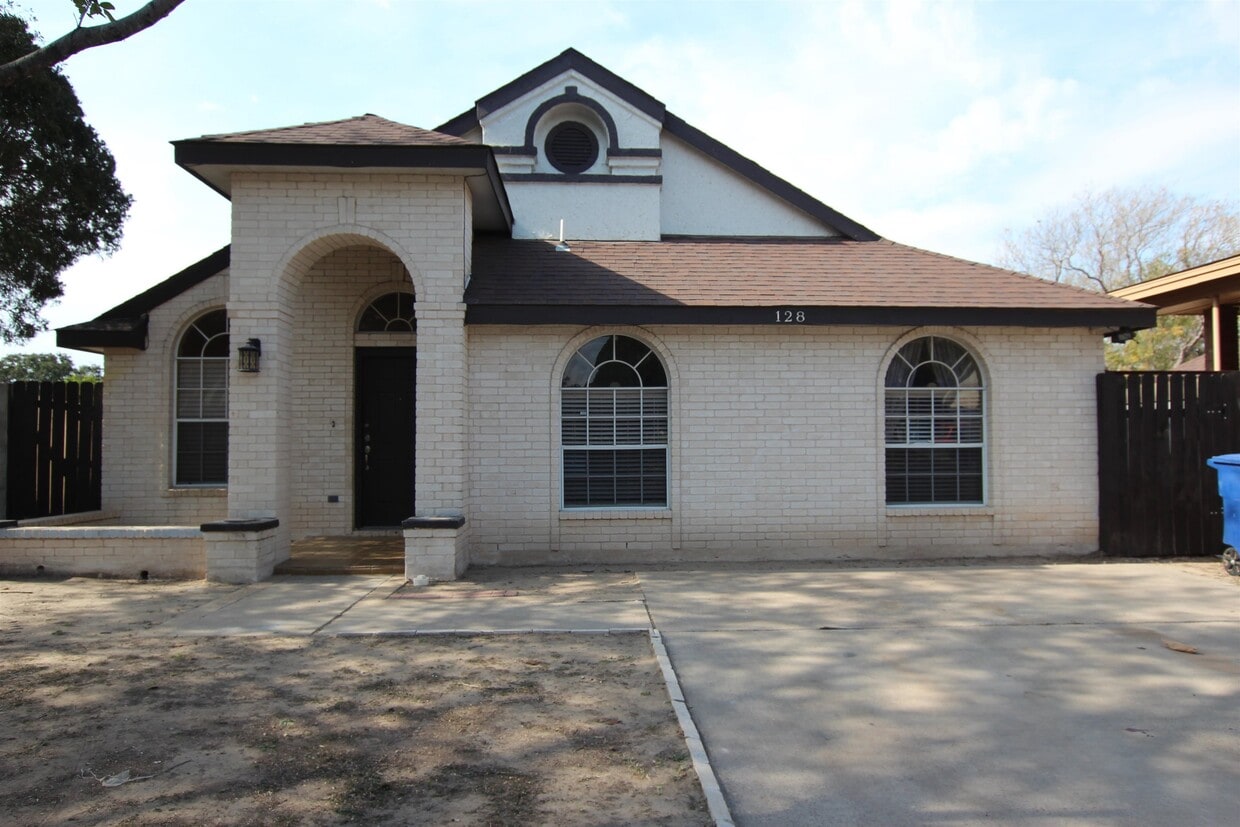 128 Lynn Loop, Laredo, TX 78045 House Rental in Laredo, TX