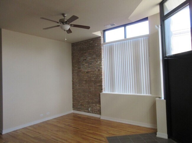 Building Photo - 1366 N Hamlin Ave
