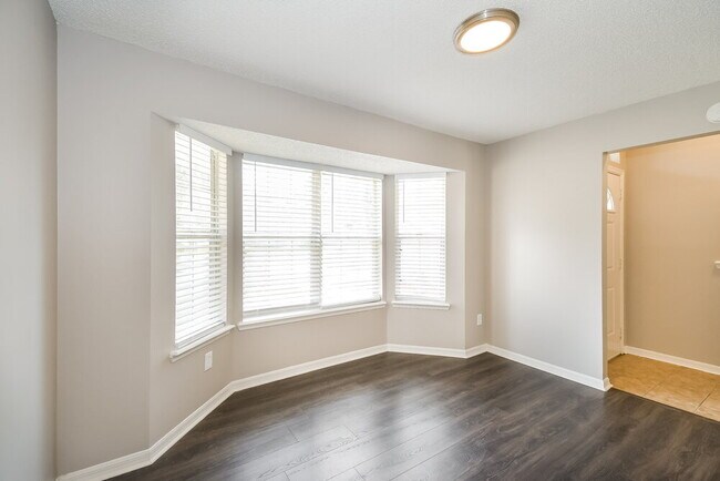 Building Photo - 3401 Deerfield Pointe Dr