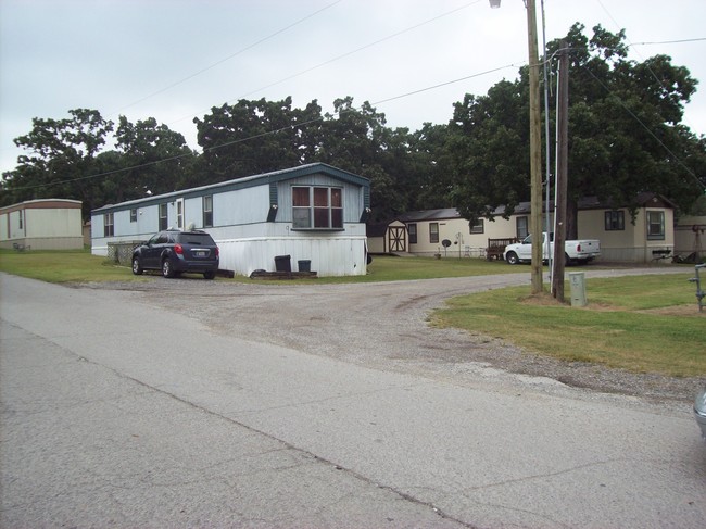 Building Photo - TRAILS END MOBILE HOME PARK