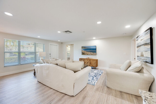 Building Photo - 1410 Curlew Ave