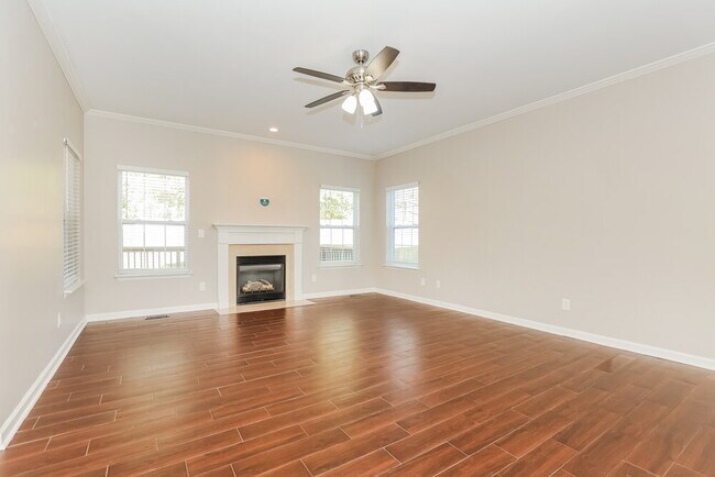 Building Photo - 6005 Crestview court