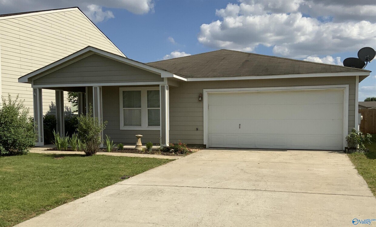 Foto principal - 15251 Tyler Mill Dr