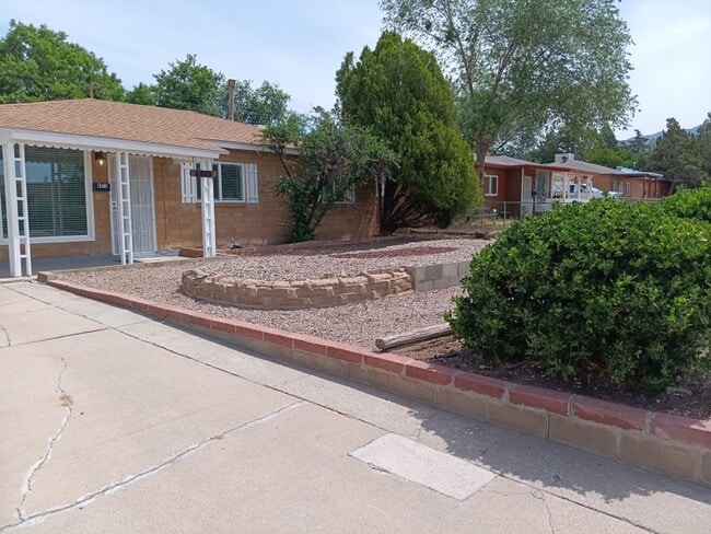 Building Photo - Cozy 4-bedroom, 2-bathroom home! Showings ...