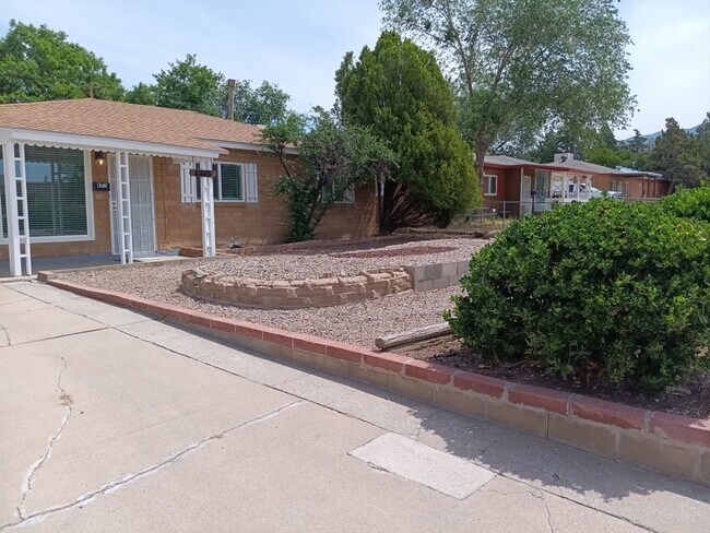 Foto del edificio - Cozy 4-bedroom, 2-bathroom home! Showings ...