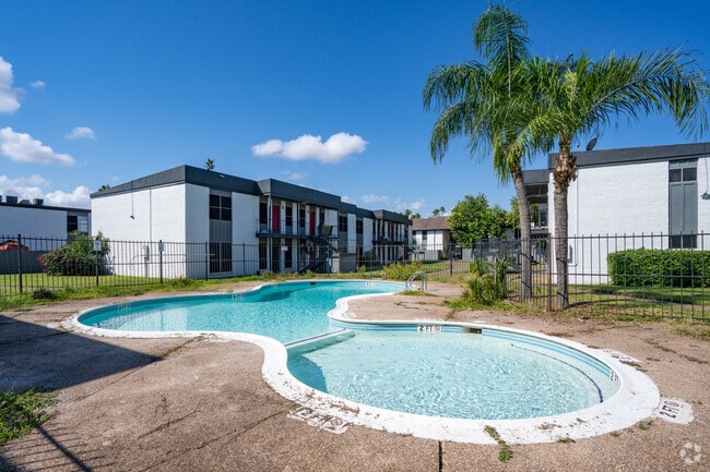 The Luke Apartments Pool - The Luke Apartments