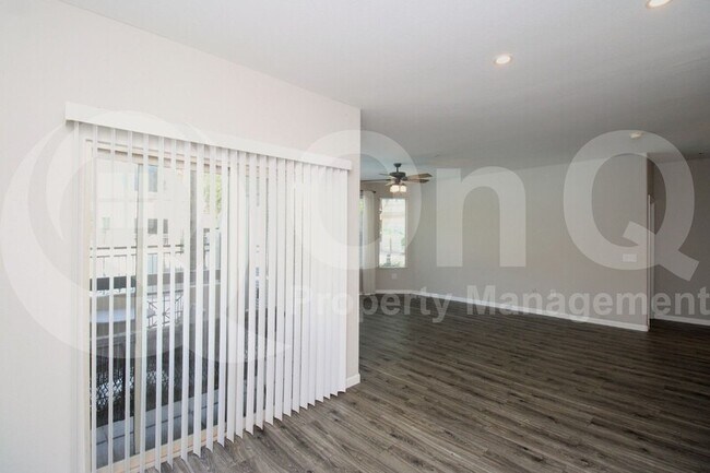 Foto del edificio - 420 W 1st St