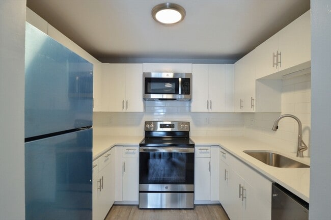 Building Photo - 1049 Pleasant St