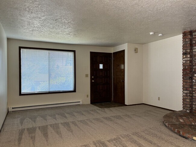 Building Photo - Large Two Bedroom Duplex in South Salem