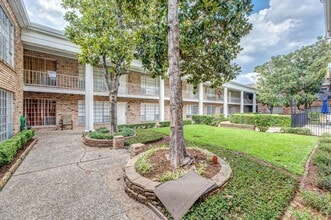 Building Photo - 2101 Fountain View Dr