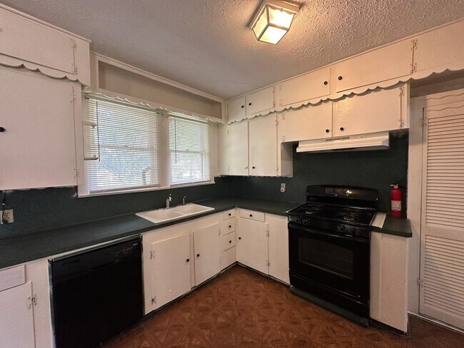 Foto del edificio - 6818 Stearns St