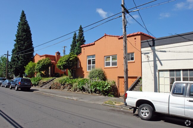 Building Photo - Seis Casitas