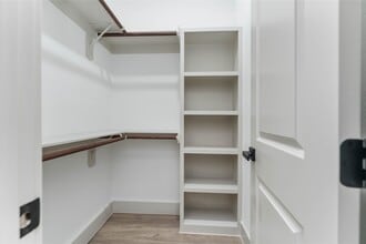 Building Photo - 9005 Nyssa St