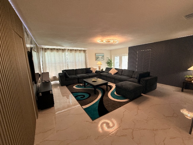 Foto del edificio - 4381 Shore Acres Blvd NE