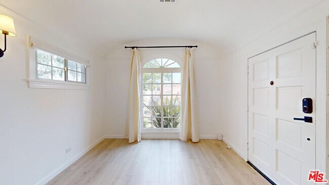 Building Photo - 2032 W 80th St
