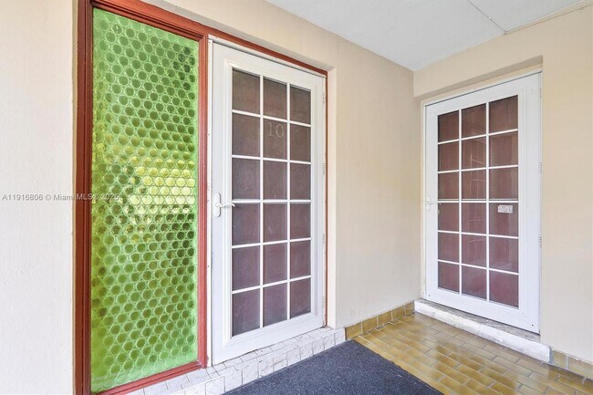 Foto del edificio - 1700 NE 191st St