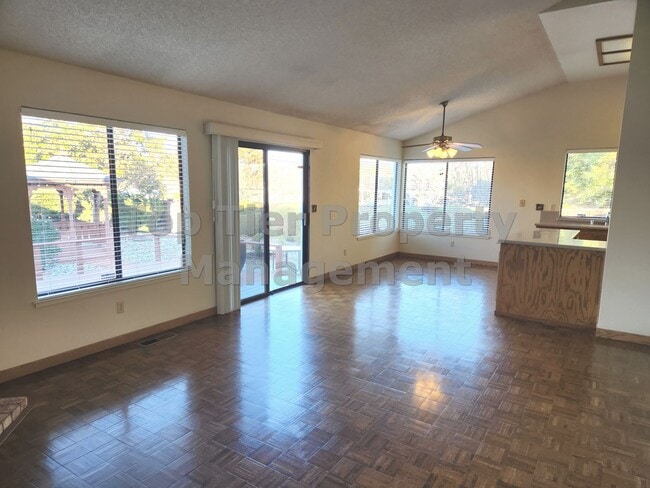 Building Photo - Spacious 4 Bed/2 Bath /1,970 square foot h...