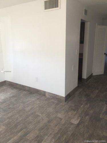 Foto del edificio - 7426 SW 82nd St