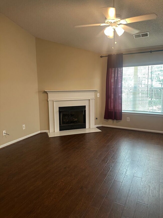 Foto del edificio - 404 Gibson Forest Dr