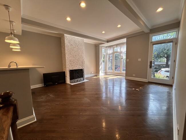Building Photo - 2506 N Greenview Ave