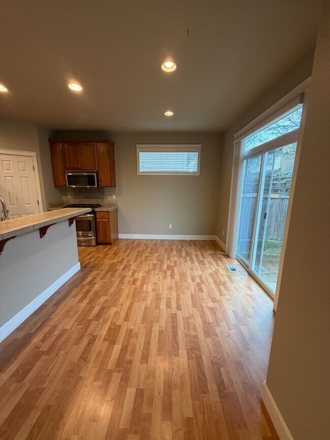 Foto del edificio - 3-Bed/2.5 Bath + Office & Bonus Room on Quiet Dead-End Street