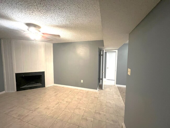 Foto del edificio - Move in Special!!!!!! Newly renovated 2 Be...