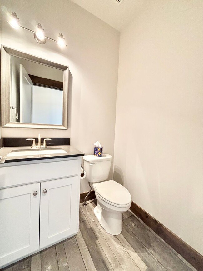 Building Photo - Central 4 Bedroom Condo