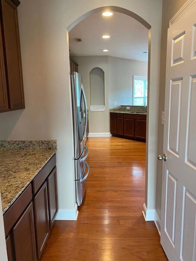 Building Photo - newly updated SFH with no carpet