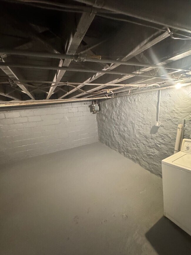 Foto del edificio - 3 Bedroom 1 Bathroom on Quite Block.
