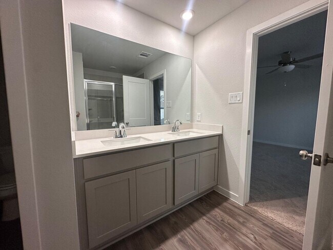 Foto del edificio - 211 Brazen Forest Trl