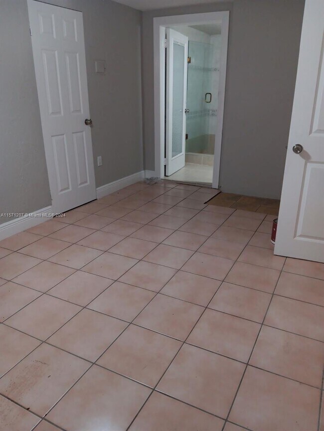 Building Photo - 374 N Biscayne River Dr