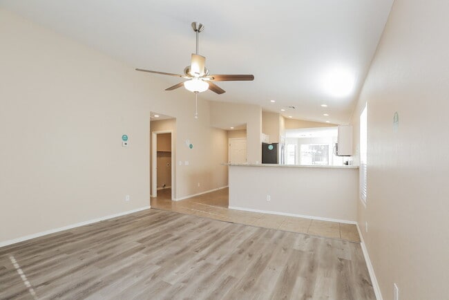 Foto del edificio - 10859 W Windsor Ave