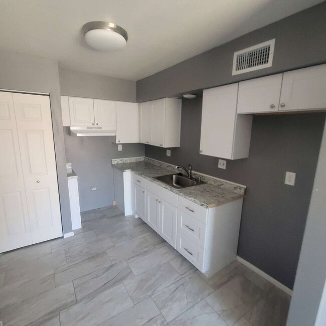 Building Photo - 2BR/1BA Garden Apartment $999 Osborn/66th St.