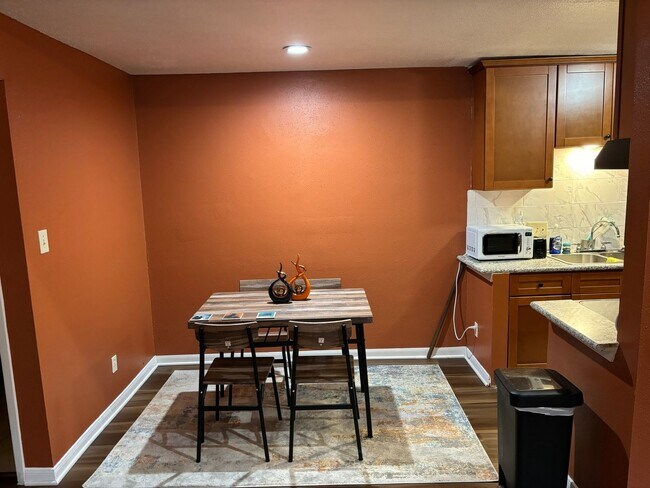 Foto del edificio - 2 Bedroom Townhome in Houston
