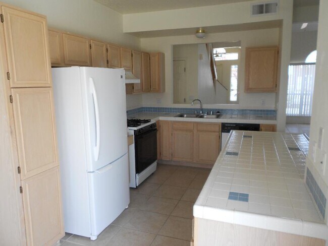 Building Photo - 4 Bedroom, 2.5 Bathroom! Lovely Home in Lo...