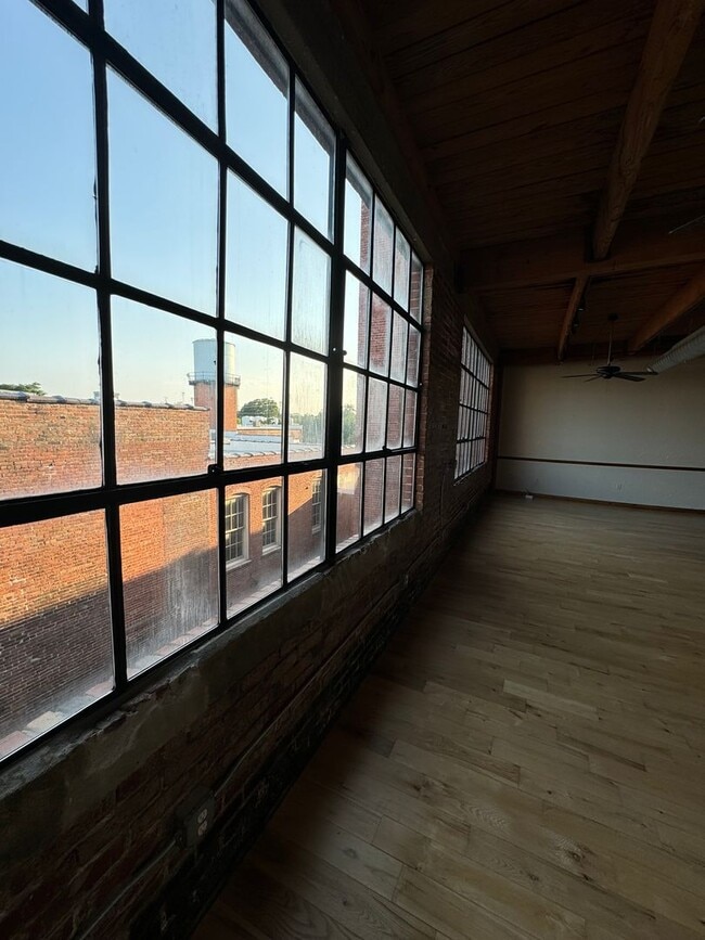 Building Photo - Beautiful 1 bedroom 1.5 bath downtown loft