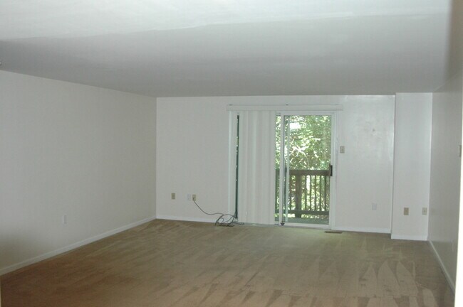 Living Room w/ Deck - 613 Windsor Ave Townhome