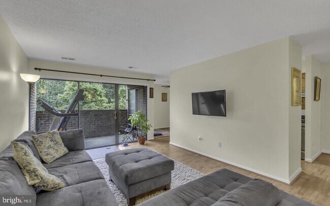 Building Photo - 11232 Chestnut Grove Square