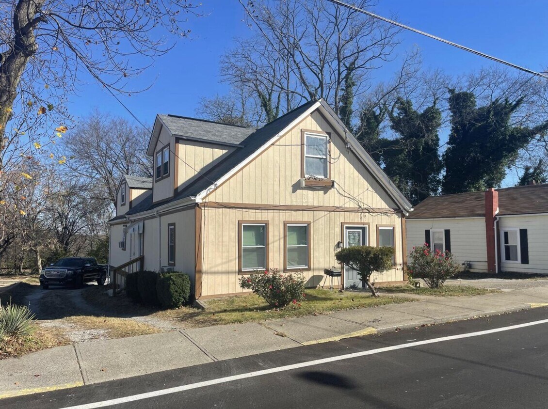 27 S Main St Unit 27 S Main St 1 Front, Dry Ridge, KY 41035 Room for