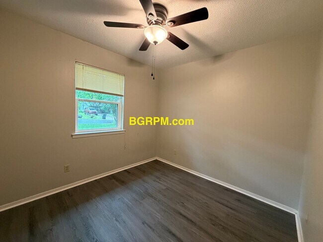 Building Photo - 3 BD 1.5 BA