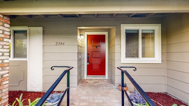 Foto del edificio - Meticulously Maintained Four Bedroom Singl...