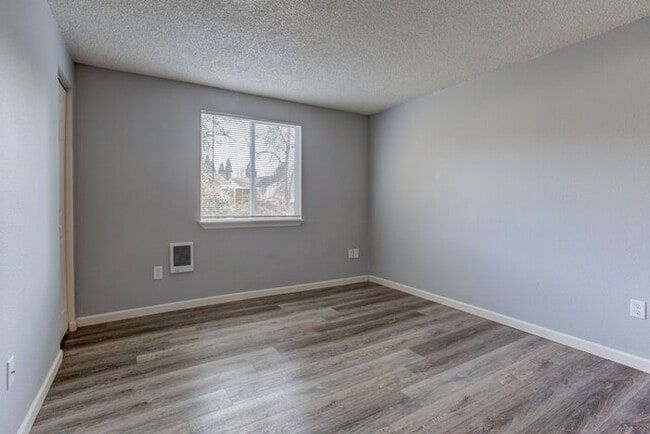 Foto del edificio - 2 bedroom 1 bath close to local shops!!