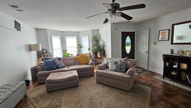 Foto del edificio - 82 Wilkinsville Rd